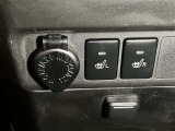 始動直後から温まるシートヒータースイッチと12V/120Wのアクセサリーソケットが配置されています。