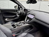 Q by Aston Martinによる特別仕立て。Storm Purple(Qスペシャルペイント)の専用カラ-を纏い、全ての仕様を専任デザイナ-が手掛けた、量産モデルとは一線を画す大変希少な唯一無二のDBX707です。(※左ハンドル仕様)