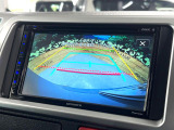【バックカメラ】駐車時に後方がリアルタイム映像で確認できます。大型商業施設や立体駐車場での駐車時や、夜間のバック時に大活躍!運転スキルに関わらず、今や必須となった装備のひとつです!