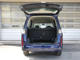 フル乗車時でも、手荷物をしっかり積み込める実用的な広さ。 Practical space to carry luggage even with all eight seats taken.