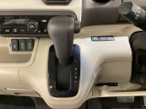 CVT車のセレクトレバーです。低速から高速まで、変速ショックのないスムーズな走りを実現するとともに、エンジン効率のよい領域を維持することで燃費にも貢献します。