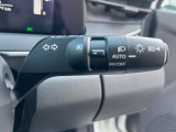 【オートライト】周りの明るさに応じて自動でヘッドライトの点灯・消灯ができる機能です!ライトの付け忘れ・消し忘れなどが無くなり、雨の日や夕方の走行も安心!トンネル通過時も便利ですね♪