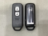 スマートキーを装備しています。鍵を差し込むことなくドアロックの開け閉めと、スタートボタン操作でのエンジンスタートができます。スペアキーも同じものを用意しております。