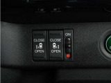 運転席と助手席は足元が繋がっているので自由に行き来しやすいので駐車場が狭いときでも助手席側からスムーズに乗り降りできて便利!