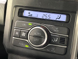 【オートエアコン】一度お好みの温度に設定すれば、車内の温度を検知し風量や温度を自動で調整。暑い&hellip;寒い&hellip;と何度もスイッチ操作をする必要はありません。快適な車内空間には必須の機能ですね♪