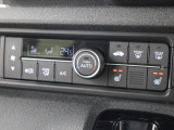 フルオートエアコンが装備されています!お好みの温度設定をするだけでエアコンの風量やモードの切り替えを自動でコントロールしてくれます!ユーザーの操作が少なく燃費走行にもつながります!