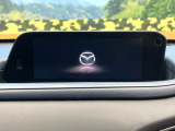 【8インチマツダコネクト】車内の雰囲気にマッチした大型のディスプレイ。スマホ接続でのナビ使用やBluetooth再生等、様々な機能が楽しめます。直感的なダイヤル操作が可能で、使い勝手も良好です。