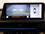 パノラミックビューモニターを装備。駐車場や交差点でクルマを真上から見るように周囲を確認できます。機能の詳細は販売店スタッフまでおたずねください。