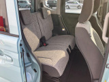 リヤシートも全車消毒済み。天井も高く広々快適空間!足元も軽とは思えない広さ。左右シートが別々に動くのでアレンジ色々♪