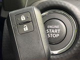 【キーレススタートシステム】カバンやポケットに入れたままでもドアの施錠・解錠が可能なスマートキーを装備。エンジンのオン・オフ時もカギを取り出す必要が無いからとっても便利です♪