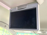 【フリップダウンモニター】大画面モニターで後席でもエンタメをお楽しみいただけます。小さなお子様にも大人気の装備です♪