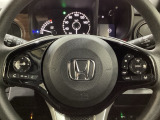 ハンドルにHondaセンシング系のクルーズコントロールやレーンキープアシストなどのスイッチと、オーディオの操作スイッチが装備されています。ハンドルから手を離さず安全に操作できます。