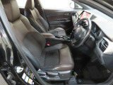 運転席です。一部本革シートです。
