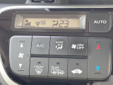 【オートエアコン】一度お好みの温度に設定すれば、車内の温度を検知し風量や温度を自動で調整。暑い&hellip;寒い&hellip;と何度もスイッチ操作をする必要はありません。快適な車内空間には必須の機能ですね♪