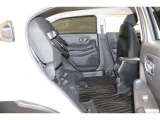 HONDA独自の機構!リアシートはチップアップ(跳ね上げ)することにより背の高い荷物も楽々積み込みすることが可能!!より空間を有効にするためにも大変便利なシートアレンジになります!!