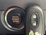 【キーレススタートシステム】カバンやポケットに入れたままでもドアの施錠・解錠が可能なスマートキーを装備。エンジンのオン・オフ時もカギを取り出す必要が無いからとっても便利です♪