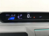 スタイリッシュなデザインのインパネ。各操作スイッチは使いやすい位置に配置されてます。