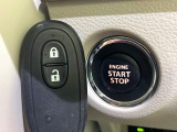 【キーレススタートシステム】カバンやポケットに入れたままでもドアの施錠・解錠が可能なスマートキーを装備。エンジンのオン・オフ時もカギを取り出す必要が無いからとっても便利です♪