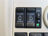 運転席からも操作できる両側パワースライドドア付きです。
