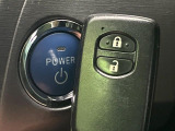 【スマートキー】カバンやポケットに入れたままでもドアの施錠・解錠が可能なスマートキーを装備。エンジンのオン・オフ時もカギを取り出す必要が無いからとっても便利です♪