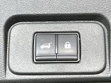 【パワーバックドア】スマートキーや運転席のボタンを押すだけでリアゲートが自動で開閉します!荷物を持っている時や、高い位置にあるバックドアを閉める際に便利な機能です♪