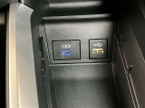 シフトレバーの左のカバーを外すとオーディオ機器やスマートフォンを直接カーオーディオに接続できるUSB端子や充電用USB端子が配置されています。