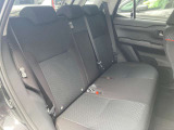リアシートも乗り降りがしやすく、フラットになっております。真ん中の方用のシートベルトもしっかり付けることができます。