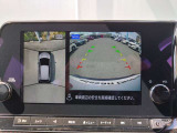 ◆アラウンドビューモニター◆ひと目で周囲の状況がわかるため、スムースに駐車できます。さらに、人や自転車など周囲に動くものがいる場合に表示とブザーで注意を促します。