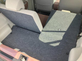 【ラゲッジ】後席は肩部のレバーで簡単に前倒しができて、大きな荷物やたくさん荷物を載せたいときも素早くラゲッジスペースを広くすることができちゃいます♪
