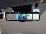 デジタルインナーミラー付き。後方視野角が広く、後席に同乗者がいても後方を確認しやすく安心です。