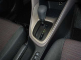 操作が楽なフロアシフトです、レバー式パーキングブレーキで足元インパネ周りもすっきりしています。