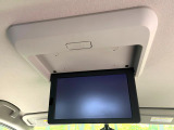 【フリップダウンモニター】大画面モニターで後席でもエンタメをお楽しみいただけます。小さなお子様にも大人気の装備です♪
