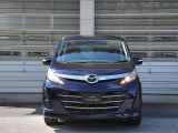 大型のヘッドランプが個性を放つ印象的な表情が魅力です。Impressive front face with large, unique headlamps.