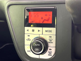 【オートエアコン】一度お好みの温度に設定すれば、車内の温度を検知し風量や温度を自動で調整。暑い&hellip;寒い&hellip;と何度もスイッチ操作をする必要はありません。快適な車内空間には必須の機能ですね♪