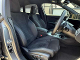 室内は大変綺麗に扱われており、タバコも吸われていない為、車両以外の臭いは感じられません。禁煙車両をご希望の方はこちらのお車をお奨め致します。