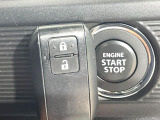 【キーレススタートシステム】カバンやポケットに入れたままでもドアの施錠・解錠が可能なスマートキーを装備。エンジンのオン・オフ時もカギを取り出す必要が無いからとっても便利です♪