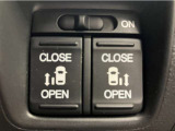 両側パワースライドドア付で、挟み込み防止機能によりお子様の乗り降りも安心!車内・車外のドアハンドルからはもちろんのこと運転席スイッチやリモコンキーからも開閉操作が可能で大変便利な装備となっております!