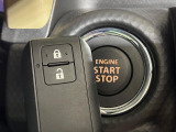 【キーレススタートシステム】カバンやポケットに入れたままでもドアの施錠・解錠が可能なスマートキーを装備。エンジンのオン・オフ時もカギを取り出す必要が無いからとっても便利です♪