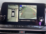 アラウンドビューモニターは4方のカメラで真上から車を見たようにモニターで確認ができる日産の自慢の装備です。是非実際の車で体感してみてください。