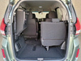 3列目シートは上部に跳ね上げることが可能で、跳ね上げると広々としたラゲッジスペースが生まれます!大きな荷物や長い荷物も簡単に収納することができます!