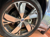 【純正18インチアルミホイール】外観にマッチした純正アルミホイールを装着しております。各種社外アルミホイールや、スタッドレスタイヤも取扱いしております。是非ご相談ください♪