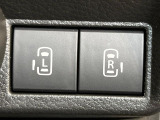 【両側パワースライドドア】スマートキーや運転席のスイッチで後席両側スライドドアの開閉が可能♪電動だから力を入れてドアを開ける必要が無く、小さなお子様でも簡単に開け閉めでき快適です♪