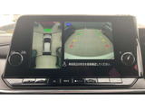 アラウンドビューモニターです。4つのカメラからの映像を合成・処理することで空から見下ろすような視点で周囲を確認でき、駐車時のクルマの位置確認がスムーズになります。