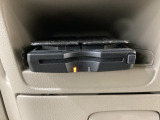 エアコンパネルの下にETC(社外品)がついています。高速道路の料金所の通過も楽々です。 カードの取り出しもしやすい場所についています。