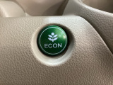 ECON モードをON にするとアクセルペダルの動きに対するエンジンの反応とエアコンの制御を切り換えることで、燃費のいい運転をするドライバーがペダルを踏んだ時と同じようにエンジンを制御します。