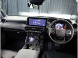 スタイリッシュなデザインのインパネ。各操作スイッチは使いやすい位置に配置されてます。