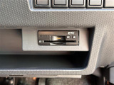 【ETC】有料道路を利用する際に料金所で停止することなく通過できる、ETC車載器(ノンストップ自動料金収受システム機器)が装備されています。セットアップを行うことで利用可能になります。
