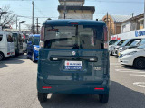 リヤバンパーに内蔵された音波センサーで後方の障害物を検知。駐車場などでのうっかり事故を予防します。