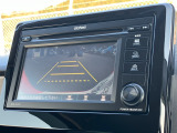 バックモニター装備。画面にて後方の確認が行えるので、バック駐車や車庫入れの際には重宝します。車の運転に慣れない方でも安心のガイドライン表示機能付。
