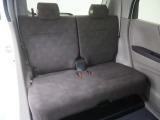 2列目シートは座面がフラットになっており、乗り降りがしやすくなっております。